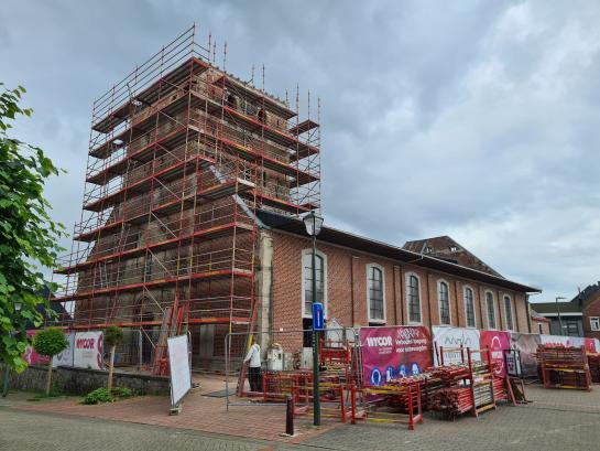 Werken aan de Sint-Pieterskerk Galmaarden met aan de zijkant stellingen
