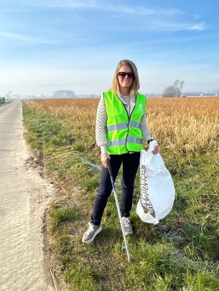 iemand die straten en bermen schoonmaakt