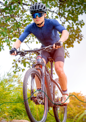Jongen met helm en sportzonnebril op mountainbike