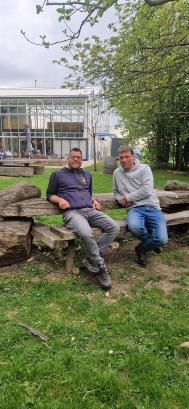 mannen op bank voor InfoPajottegem
