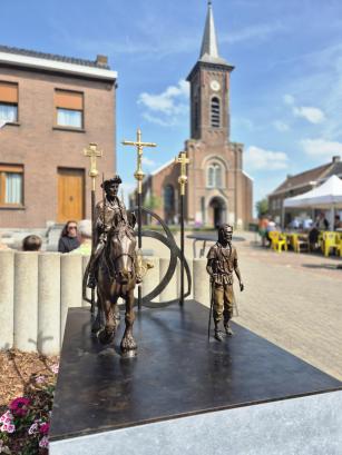 Bronzen standbeeld van paard en ruiter en accessoires uit de Paardenprocessir