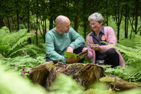 Man en vrouw zittend in bos