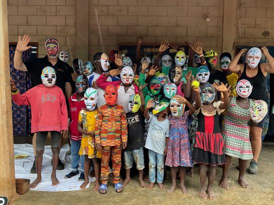 kinderen die maskers gemaakt hebben 