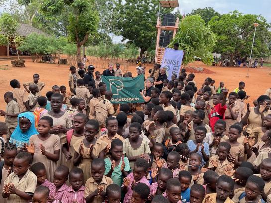 Kinderen in Togo met vlag Pajottegem 
