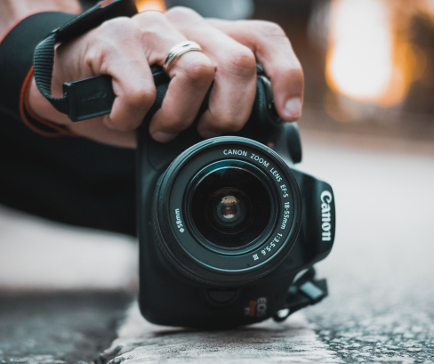 zwart fototoestel in een hand